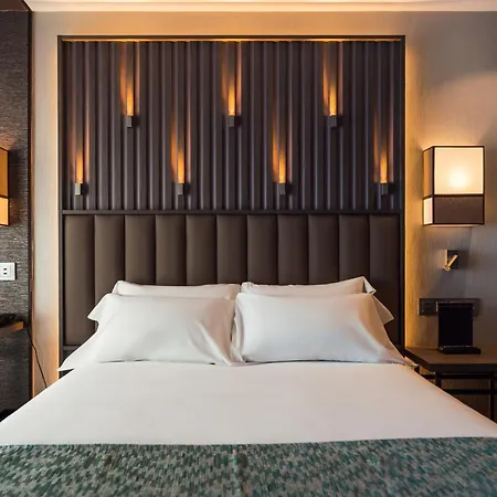 Готель Catalonia Gran Via 4*